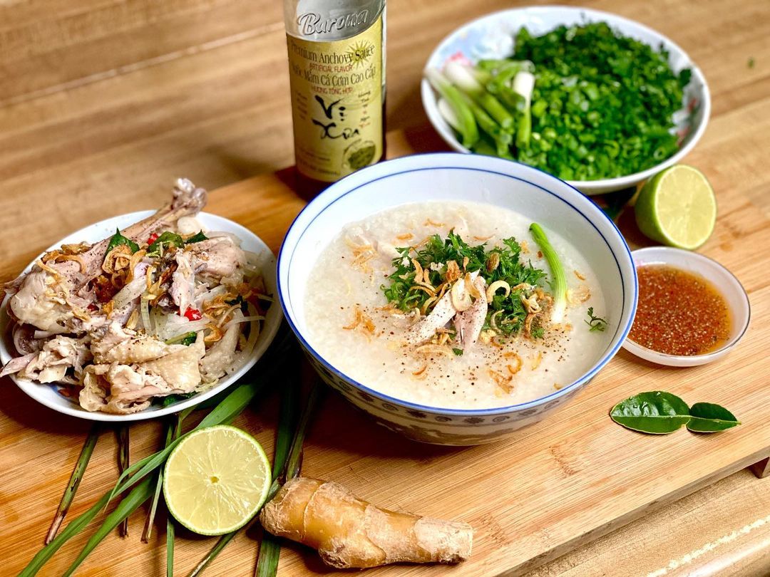 Thêm các nguyên liệu tươi sẽ giúp cháo ăn liền đầy đủ dinh dưỡng hơn